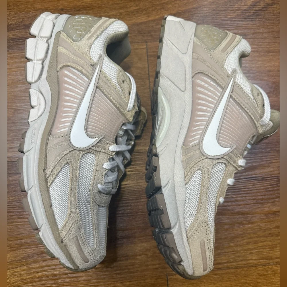 NIKE Zoom Vomero 5 Men’s 8.5/ Women’s 10 - Picture 4 of 9